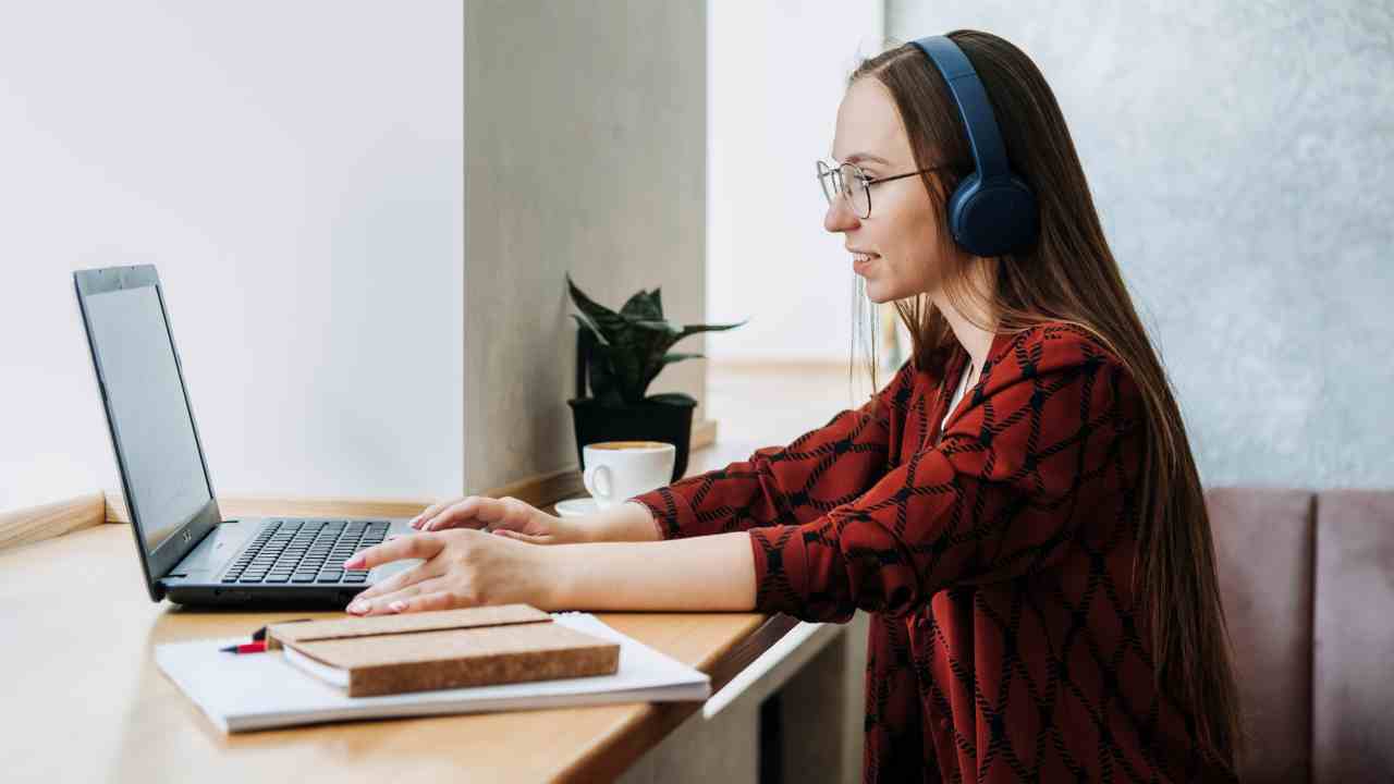 $15/hr Work from Home as Collections Specialist at Alorica No Degree Needed